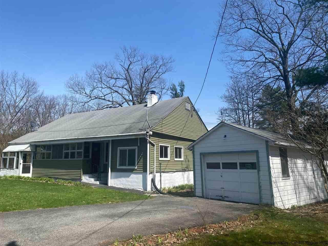 15. Single Family Homes for Sale at 25 Oak Lane Saugerties, New York 12477 United States