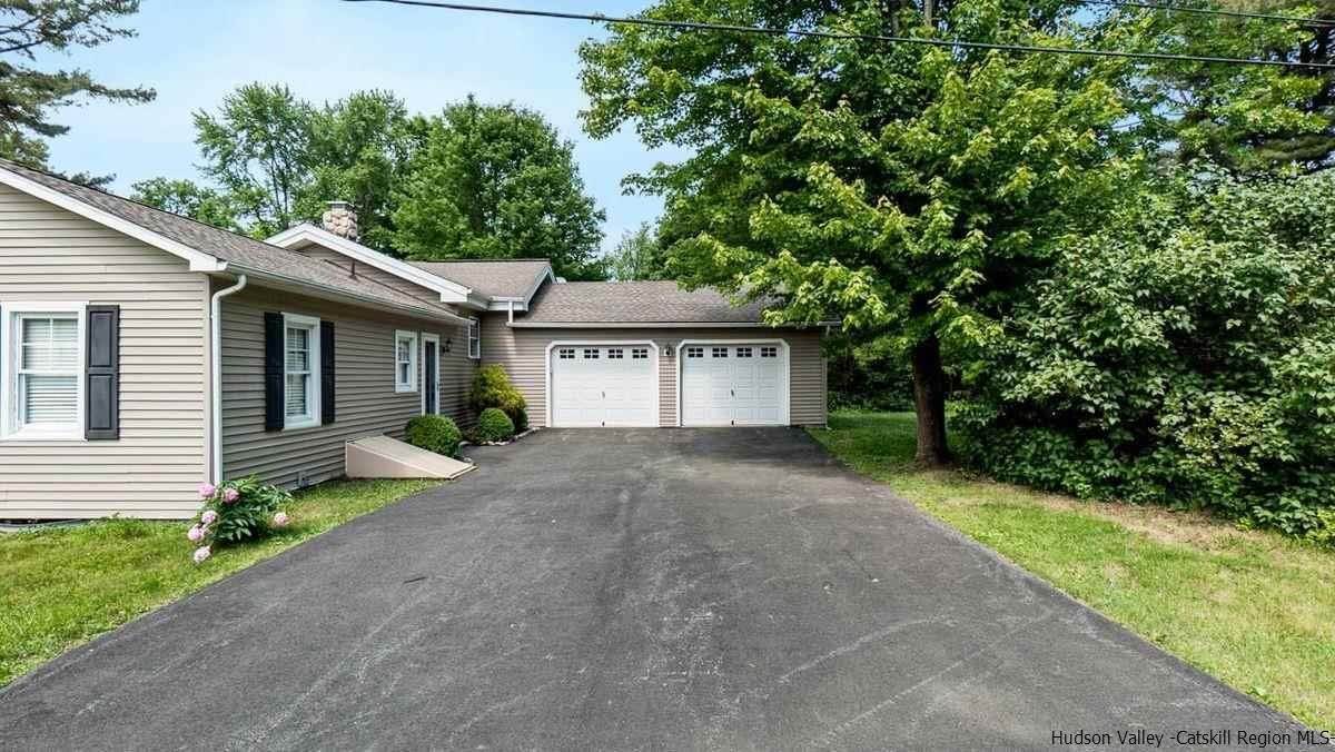 3. Single Family Homes for Sale at 202 Sepasco Beach Drive 1 Rhinebeck, New York 12572 United States
