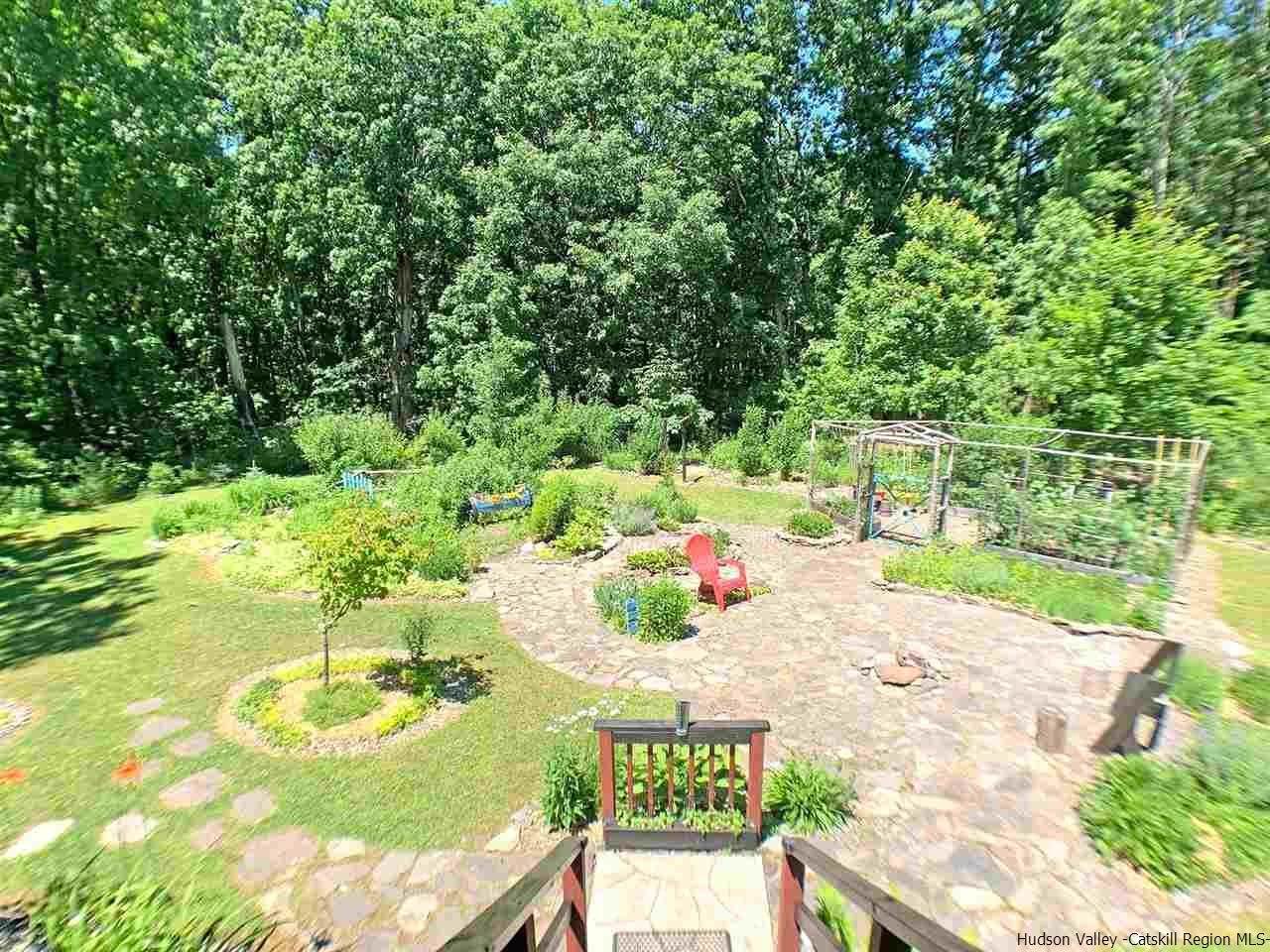 18. Single Family Homes for Sale at 49 Bellwood Road Saugerties, New York 12477 United States