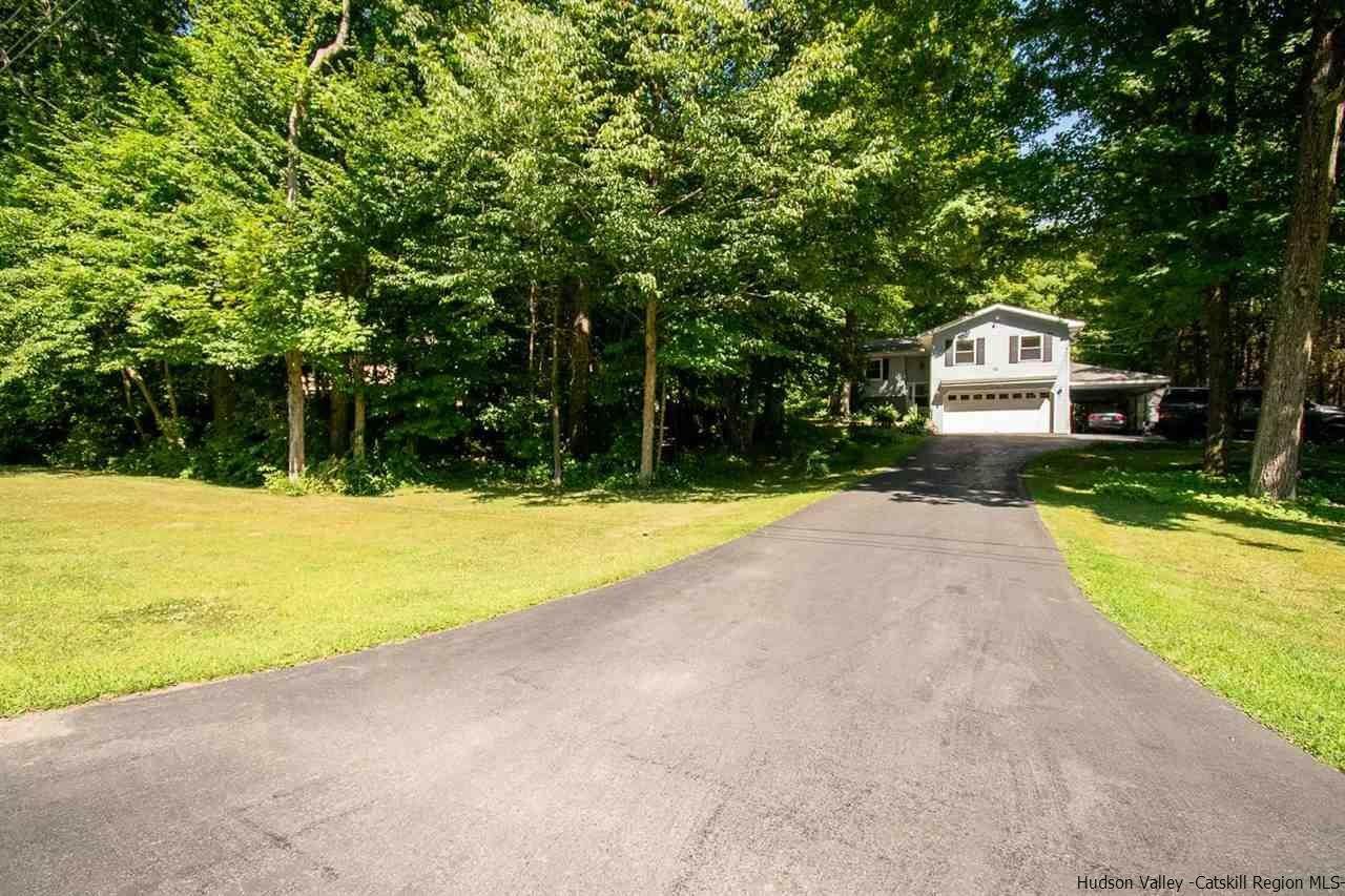 13. Single Family Homes for Sale at 20 W Cookingham Drive Staatsburg, New York 12580 United States