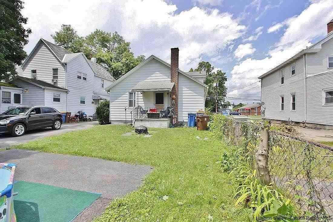 16. Single Family Homes for Sale at 52 Cedar Street Kingston, New York 12401 United States