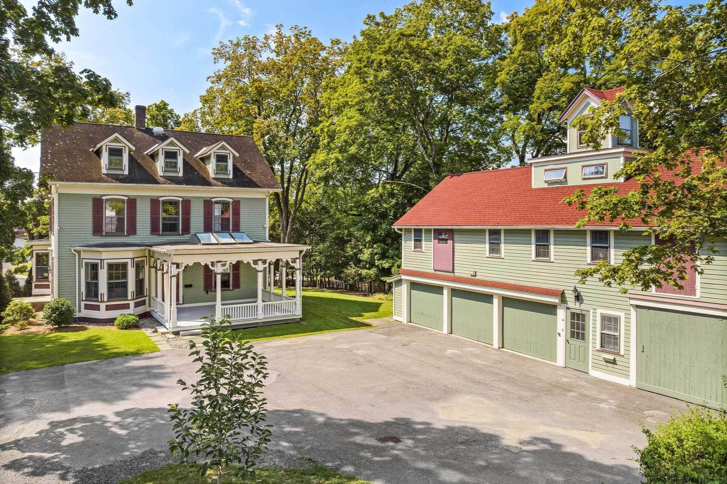 Single Family Homes 为 销售 在 14-18 Plattekill Avenue 新帕尔茨, 纽约 12561 美国