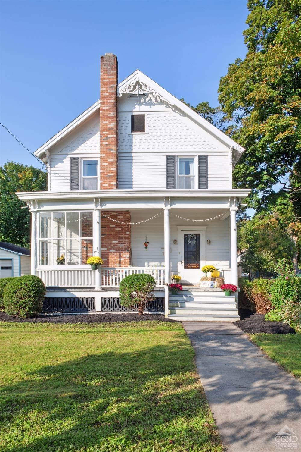 Single Family Homes pour l Vente à 191 S Grand Street Cobleskill, New York 12043 États-Unis