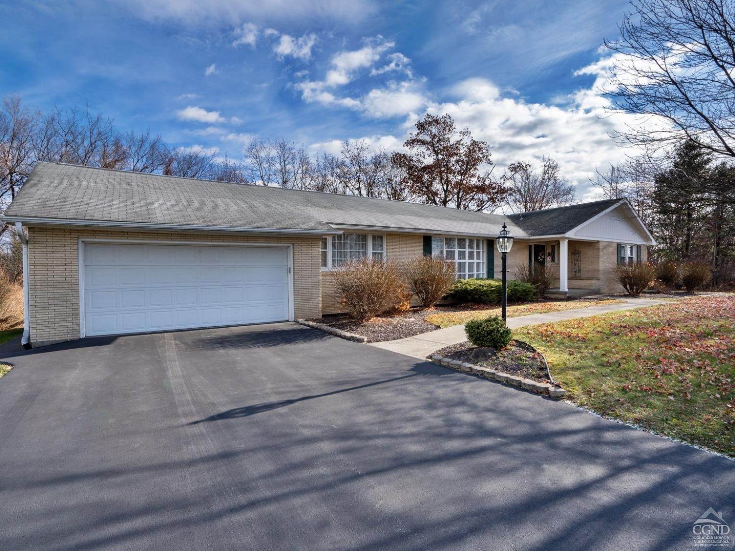 Single Family Homes 为 销售 在 153 Horizon View Drive East Greenbush, 纽约 12061 美国