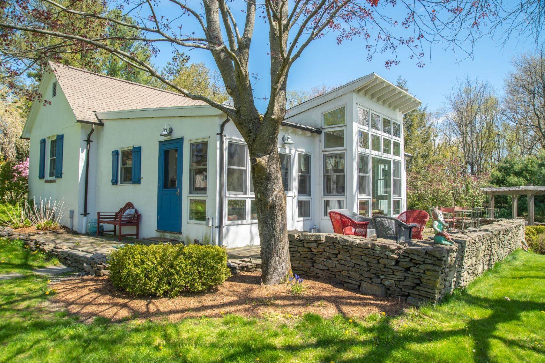 6. Single Family Homes for Sale at White Rock Cottage 204 Hammond Hill Rd Dover Plains, New York 12522 United States