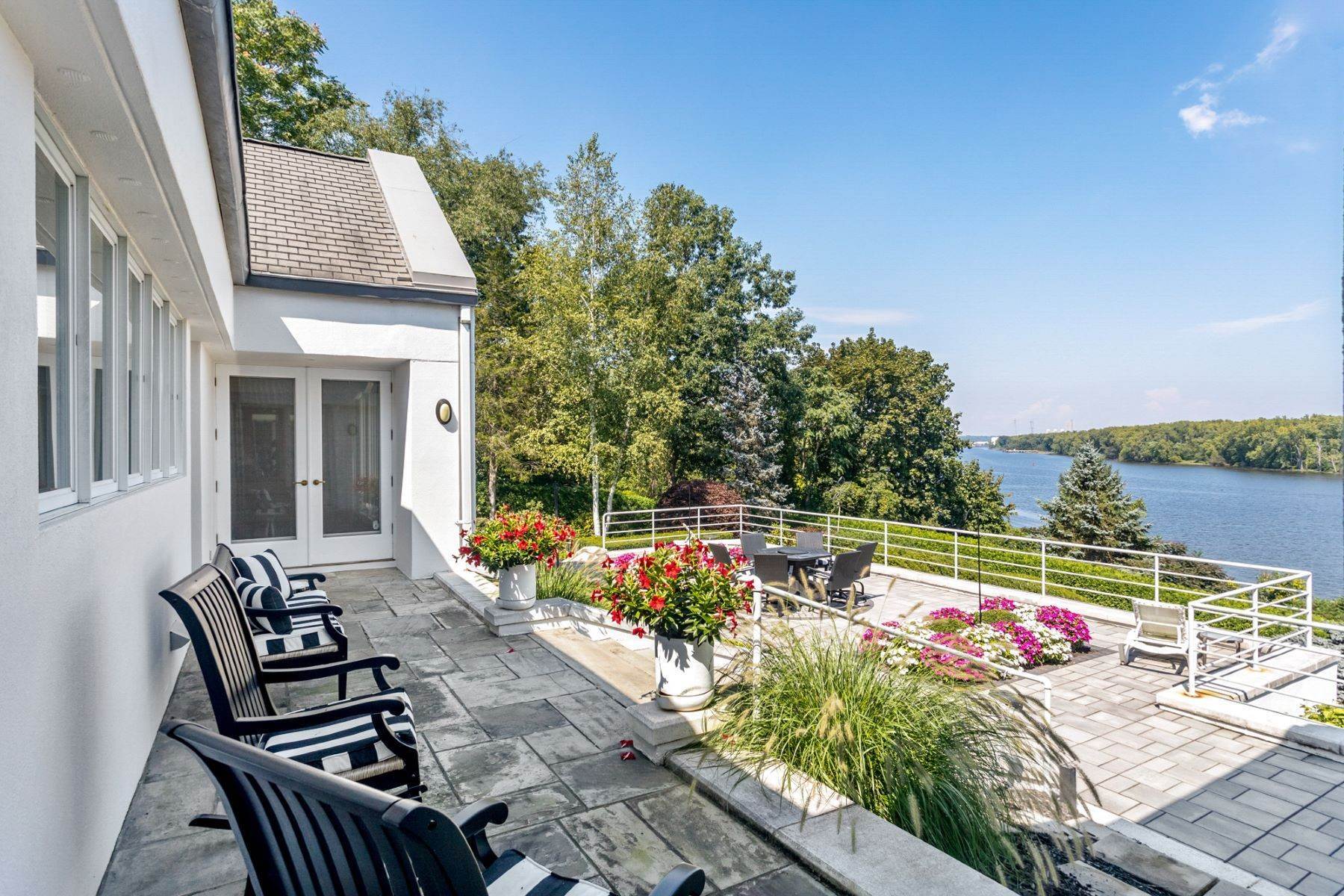 11. Single Family Homes for Sale at Stunning Hudson Riverfront Property 115 Van Wies Point Rd Glenmont, New York 12077 United States