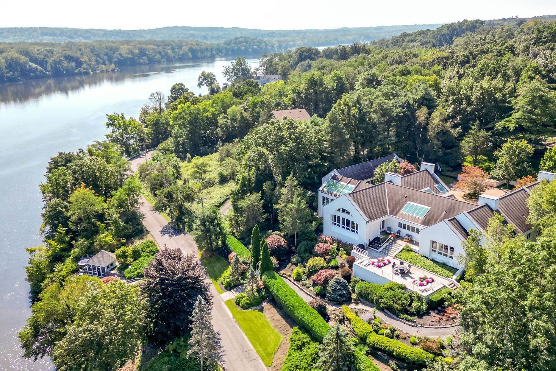 5. Single Family Homes for Sale at Stunning Hudson Riverfront Property 115 Van Wies Point Rd Glenmont, New York 12077 United States