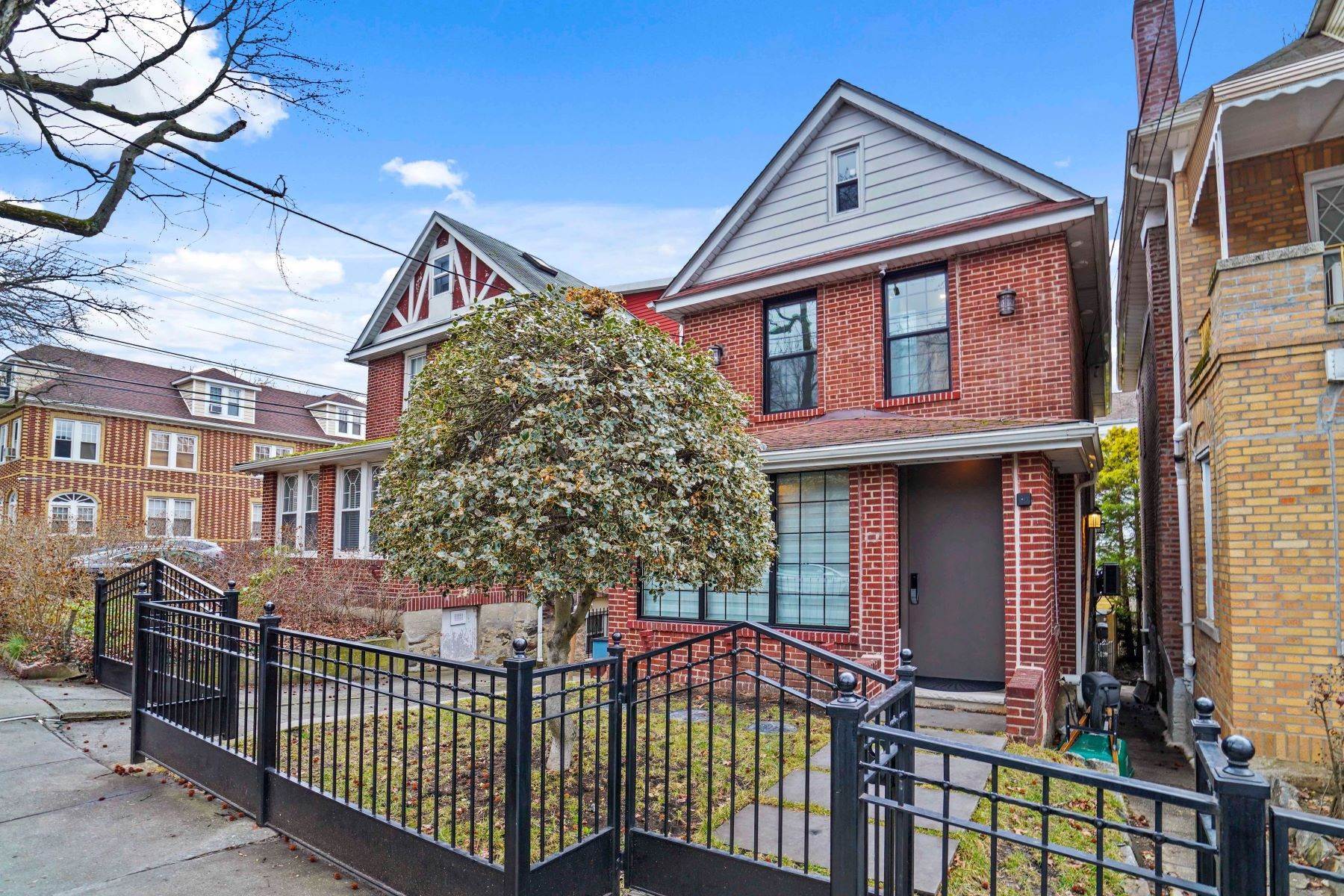 Single Family Homes for Sale at 437 West 261st Street, North Riverdale, NY 10471 437 West 261st Street Bronx, New York 10471 United States