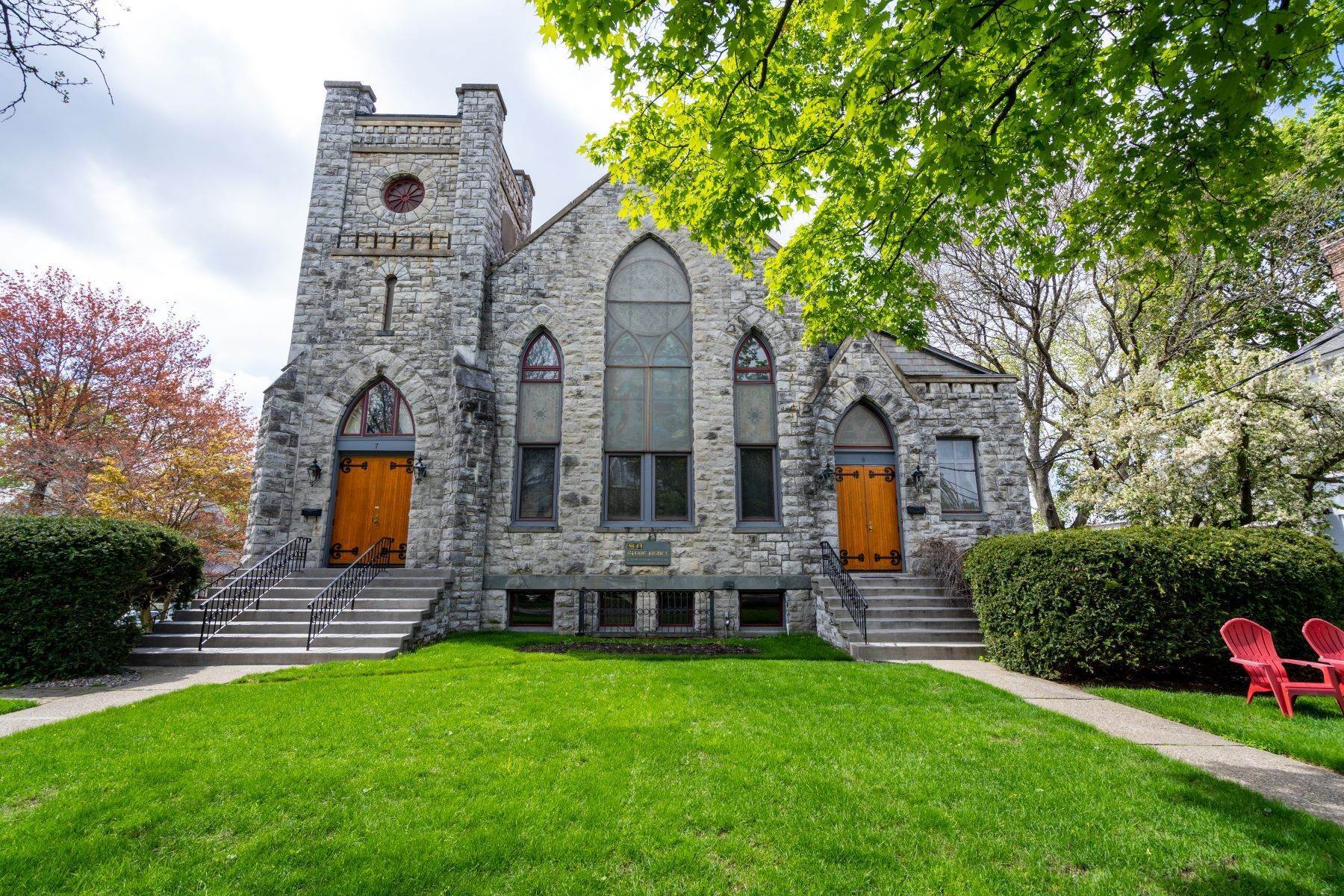 Condominiums pour l Vente à Historic Stone Abbey 125 Circular Street, #2 Saratoga Springs, New York 12866 États-Unis